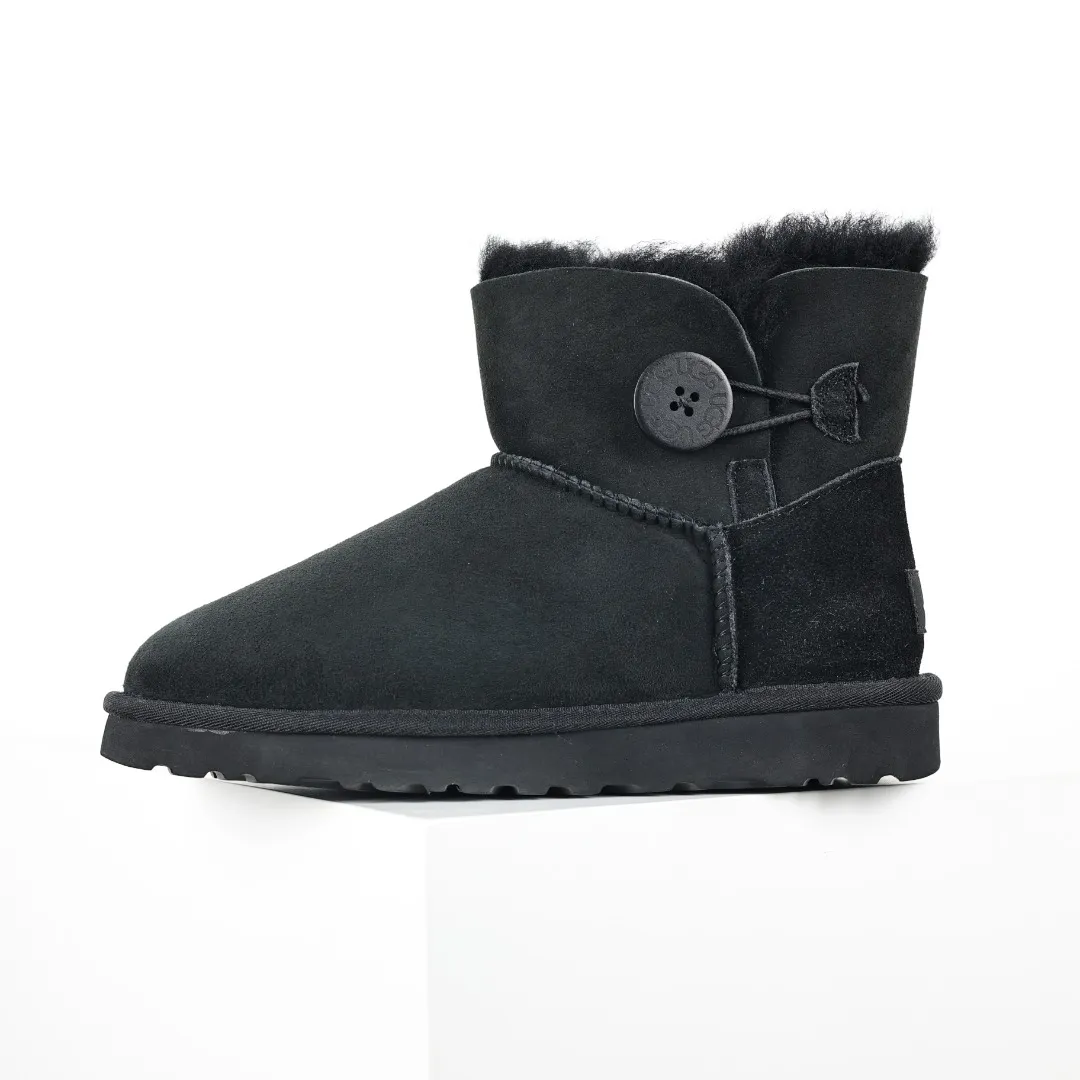 Pick up locally 💰540 The core recommendation is good price UGG basic Bailey twist style Xiaohongshu hot style Henan Longfeng leather production Sheepskin integrated top quality in the market 2-3 cm cashmere insole to keep warm in winter and a very suitable choice for home use UUG has launched a style series in the new year, which is partially geared towards the preferences of young consumers and has also moved to the forefront of fashion trends. Shoe body material Water-repellent coated suede upper 17mm UGGPURE™ implanted wool insole Lightweight non-slip comfortable rubber outsole With brand LOGO Trademark Comes with full packaging Size: 35 36 37 38 39 40
